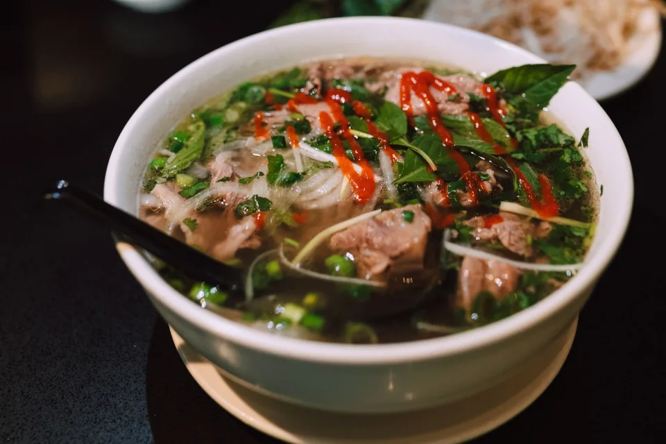 Phin cà phê đang nhỏ giọt